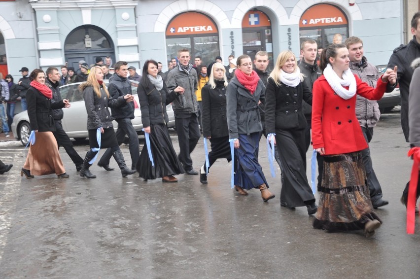 Po raz piąty maturzyści zatańczyli poloneza na kartuskim Rynku