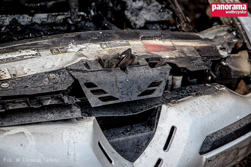 Wałbrzych: Porzucona Alfa Romeo straszy na ulicy Uczniowskiej [ZDJĘCIA]