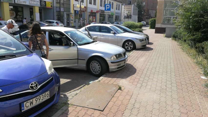 Dziecko zamknięte w nagrzanym samochodzie we Włocławku. Kontrolerzy strefy płatnego parkowania wybili szybę [zdjęcia]