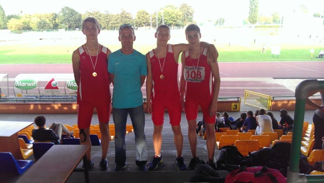 Na zdjęciu od lewej: Maciej Scholl - 110 przez płotki, Waldemar Kwiatkowski - trener zawodników, Adrian Makowiecki - 600 m. oraz Jakub Jakubowski 1000 m.