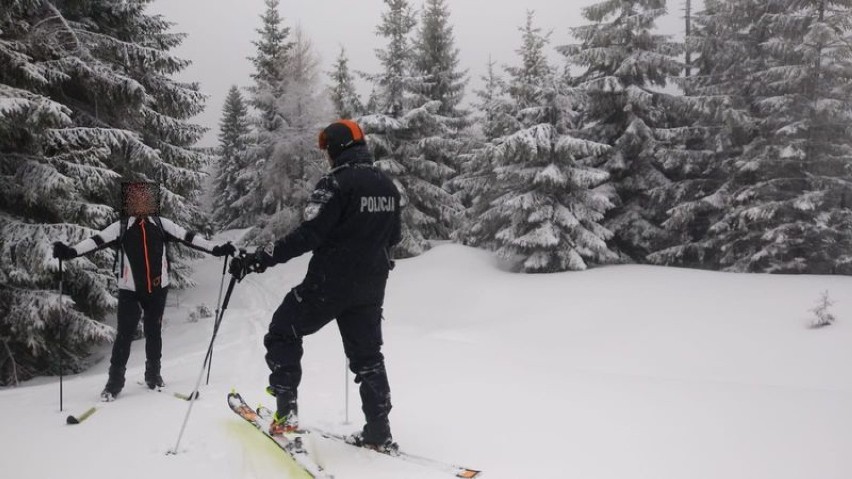 Patrole narciarskie w miejscach chronionych. Policjanci i leśnicy na trasach