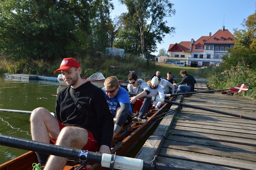 Odrą z Wrocławia do Bałtyku - wioślarze UWr płyną na rzecz chorych dzieci (ZDJĘCIA)