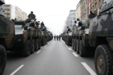 Marsz Niepodległości 2018: Wojsko na ulicach Warszawy. Rosomaki i quady jadą do centrum [WIDEO]