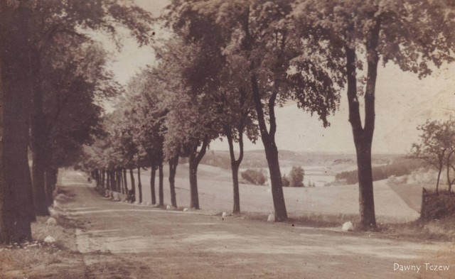 Dzisiejsza droga krajowa nr 91. Fotografia  wykonana w latach 50. ubiegłego wieku, z widokiem na miejscowe jezioro.