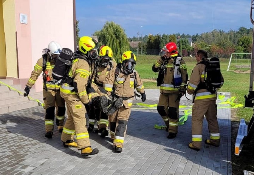 Pożar szkoły w Mikołajkach Pomorskich. Trzeba było ewakuować obiekt. ZDJĘCIA