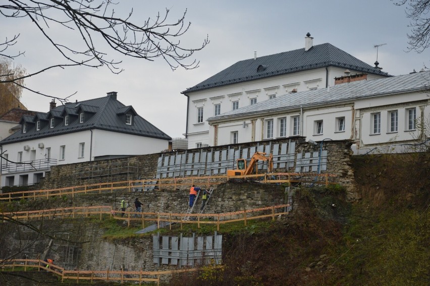 Grybów. Miliony na walkę z osuwiskiem. Trwają prace stabilizacyjne. Zdjęcia budzą nadzieję 