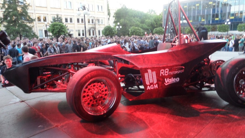 Studenci AGH zaprezentowali bolid, który wystartuje w zawodach Formula Student [NOWE ZDJĘCIA, WIDEO]