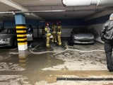 Pożar w Centrum Handlowym Kowale! Na parkingu podziemnym zapalił się samochód. Klienci ewakuowani z galerii. ZDJĘCIA, WIDEO