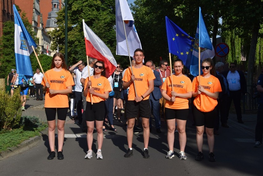 XIV Hunters Grodziski Półmaraton "Słowaka" 2022: Korowód biegaczy przeszedł ulicami Grodziska Wielkopolskiego