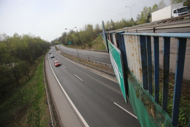 Wiadukt w ciągu ulicy Kołodzieja znajduje się nad ulicą Bielską w Murckach