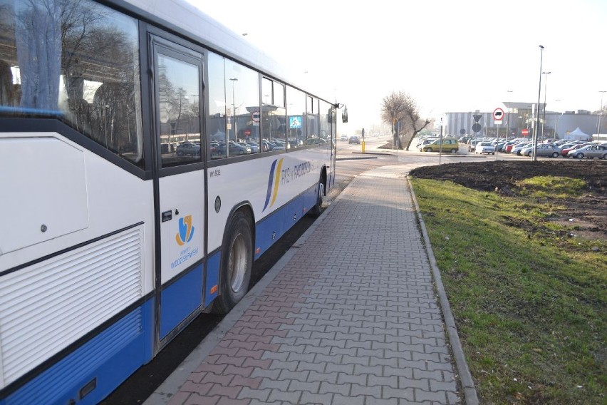 Autobusy blokują wjazd do galerii w Wodzisławiu Śl.