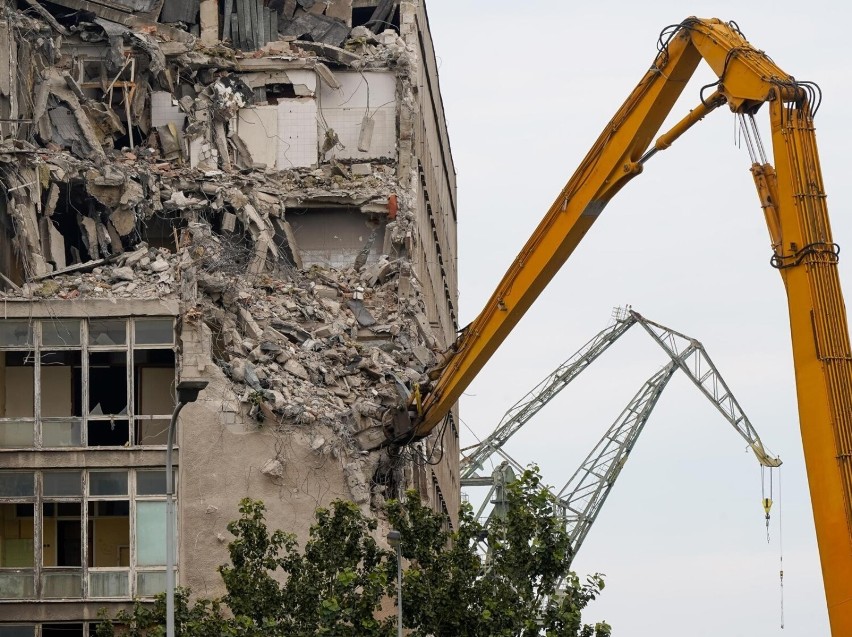 Stary stoczniowy szpital w Gdańsku przestaje istnieć. Trwa wyburzanie budynku. Zdjęcia