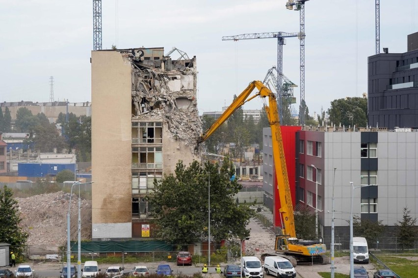 Stary stoczniowy szpital w Gdańsku przestaje istnieć. Trwa wyburzanie budynku. Zdjęcia