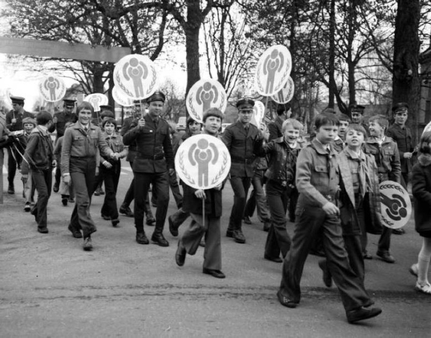 Archiwalne zdjęcia z pochodów pierwszomajowych w latach 70....