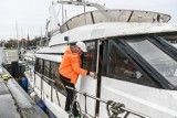 Porzucony jacht z mariny w Gdańsku trafi do Jastarni. Za kilkaset tysięcy złotych chce go odbudować firma z powiatu puckiego. ZDJĘCIA, WIDEO