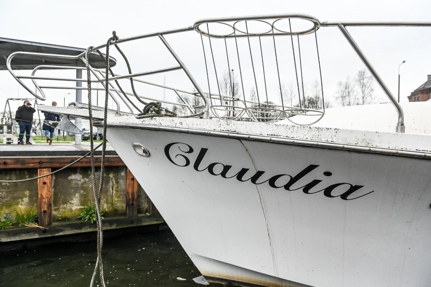 Jacht motorowy Claudia stojący i niszczejący od kilku lat w...