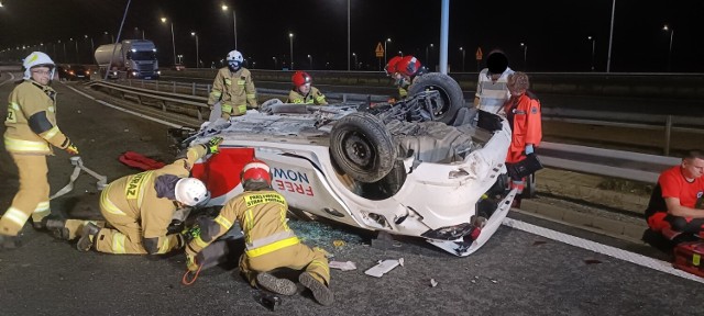 Groźny wypadek na drodze S7 przy wsi Dworek. Jedna osoba jest ranna