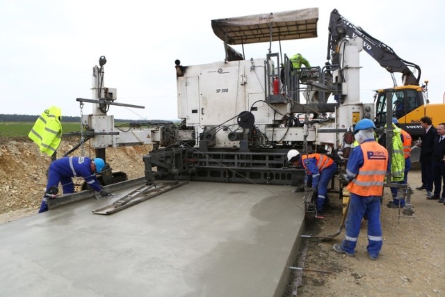 Na finiszu jest budowa obwodnica Malni i Choruli, która powstaje w technologii betonowej. Ponad 6-km odcinek prowadzony jest nowym śladem drogi wojewódzkiej nr 423 i omijając obie wsie od północy, doprowadzi ruch do ronda pomiędzy Krapkowicami a Gogolinem. Dzięki temu Opole zyska bezpośrednie połączenie  z węzłem autostradowym „Gogolin”, a mieszkańcy Malni i Choruli odetchną od ruchu ciężarówek.