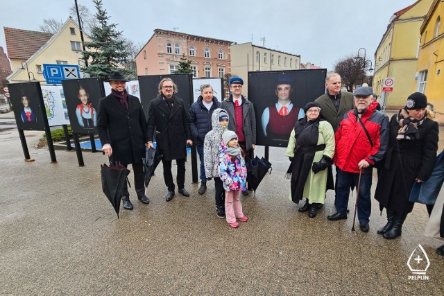 Dzisiaj (6.02.2024 r.) na Placu Grunwaldzkim w Pelplinie nastąpiło uroczyste otwarcie wystawy "Kociewiacy". Zorganizowano ją z okazji Światowego Dnia Kociewia, który przypada 10 lutego. 