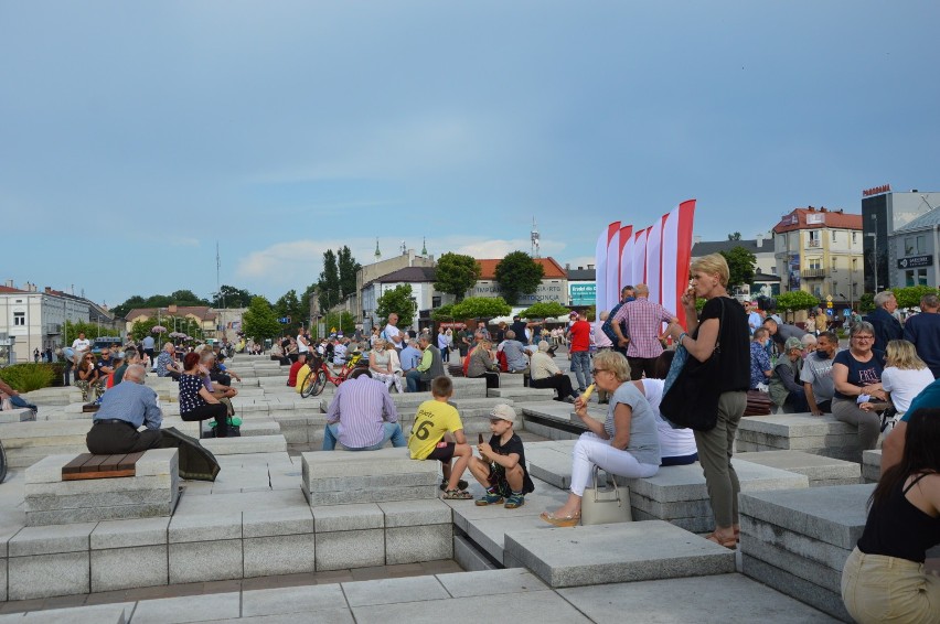 Andrzej Duda w Tomaszowie Mazowieckim. Spotkanie z mieszkańcami i protest LGBT na pl. Kościuszki [ZDJĘCIA, FILM]