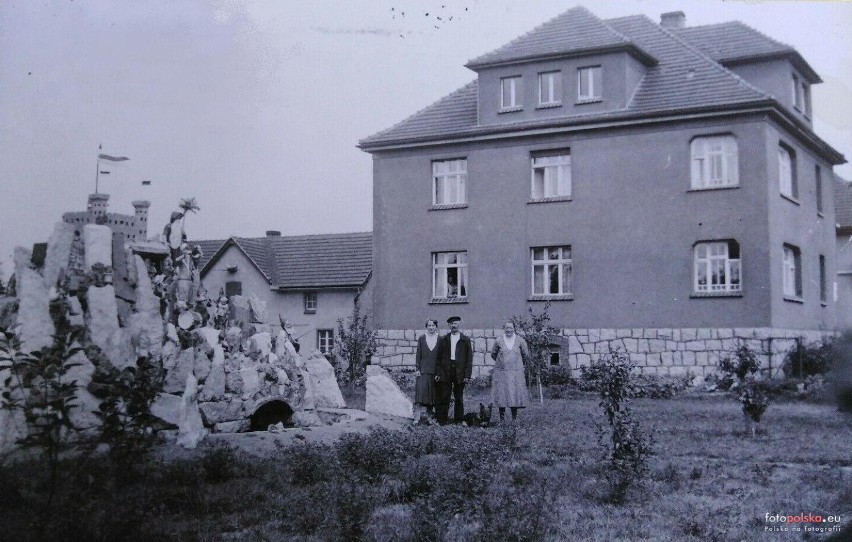 Dom rodziny Thäsler mieszczący się przy ul. Koziej 3 w Jeleniej Górze. Obok "Grota Liczyrzepy".