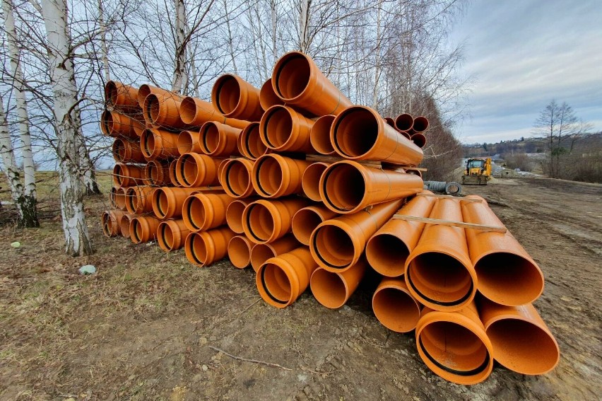 Oczyszczalnia w Krośnie przejmie ścieki z miasta i gminy Dukla. Trwa budowa kolektora kanalizacji sanitarnej. Zobacz postęp prac [ZDJĘCIA] 