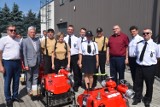 Przekazanie sprzętu strażackiego w Gizałkach. Nowe motopompy trafiły do ośmiu jednostek z siedmiu wielkopolskich powiatów