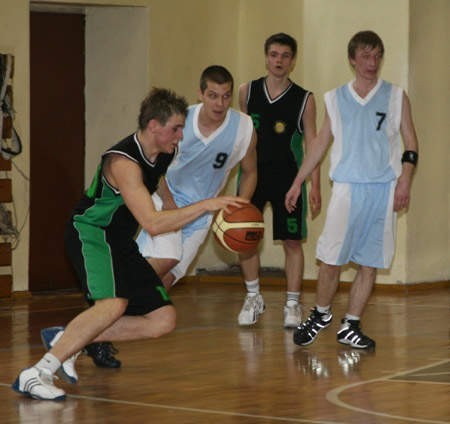 Bartłomiej Strózik (15) okazał się najskuteczniejszym koszykarzem Staszica. Koszykówka to kolejne hobby siatkarza Gwiazdy.