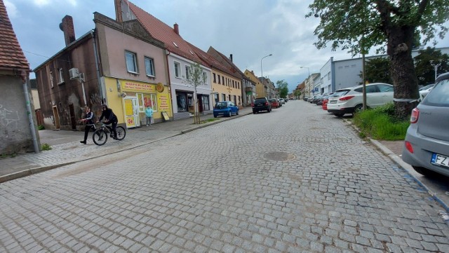 Ulica Jedności w Zielonej Górze dawniej była jednym z najważniejszych traktów na mapie miasta. Dziś nieco zapomniana (a jest prawdziwą perełką!) ma szansę na zmiany. - W planach miasta jest zagospodarowanie ulicy Jedności w formie jednolitej przestrzeni współdzielonej przez pieszych, rowerzystów i samochody – bez podziału na chodnik i jezdnię, tak zwany „woonerf” - informuje nas magistrat.