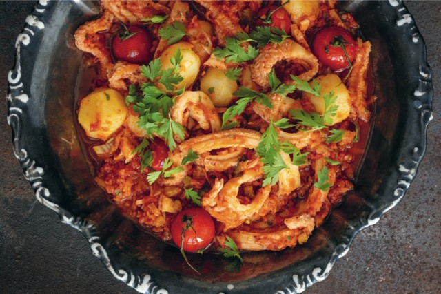 Prawdziwe flaki po neapolitańsku gotowane są w przecierze pomidorowym z ziemniakami i selerem naciowym.