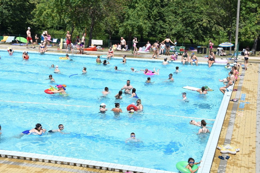 Tarnów. Podwyżka cen biletów na letnim basenie pod Górą św. Marcina. Latem to jedyne miejsce ochłody nad wodą w Tarnowie