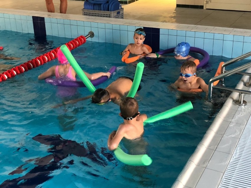 Mają bezpłatne lekcje pływania w ramach rządowego programu „Umiem pływać” [ZDJĘCIA]