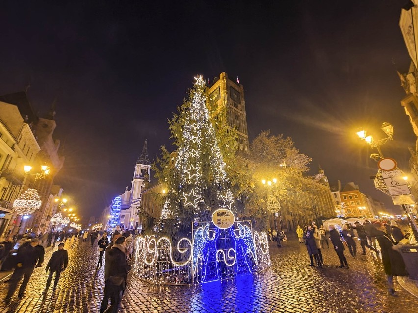 W Toruniu trwa montaż świątecznych dekoracji. W centrum...