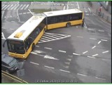 Przez zaparkowanego na ulicy opla miejski autobus nie mógł zawrócić na skrzyżowaniu w centrum miasta