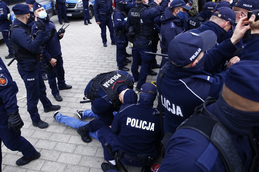 Strajk Przedsiębiorców, Warszawa 16 maja. Starcia z policją na placu Zamkowym, gaz łzawiący i uczestnicy na noszach