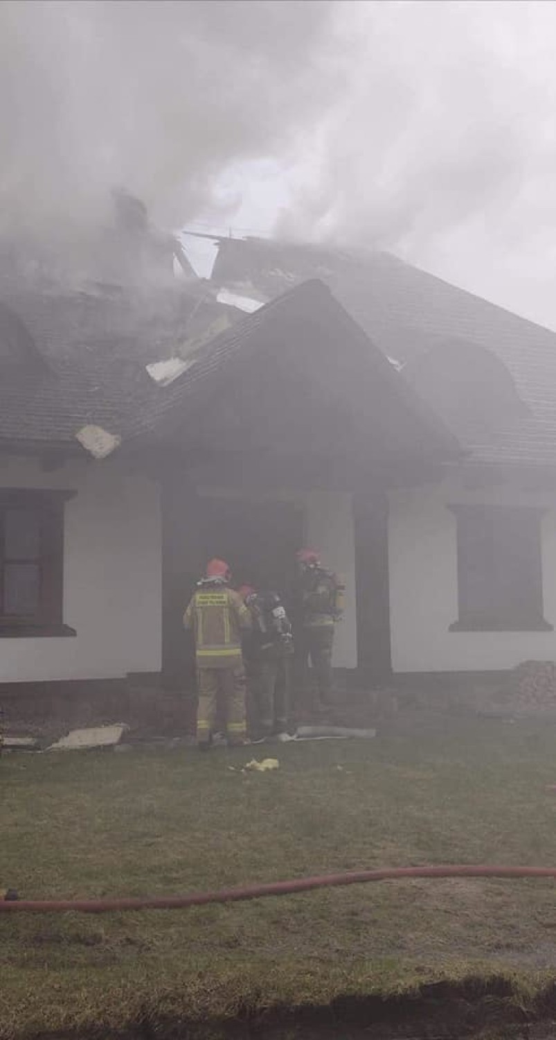 Pożar domu we wsi Frącki (gm. Giby). Ogień strawił dach [Zdjęcia]