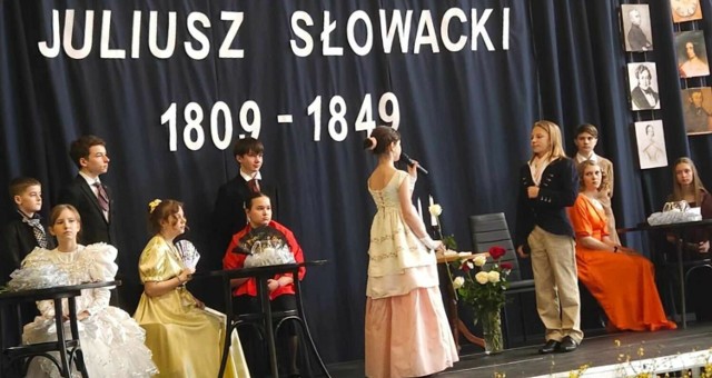 Uczniowie SP w Małochwieju Dużym zaprezentowali podczas uroczystości wspaniałą część artystyczną.