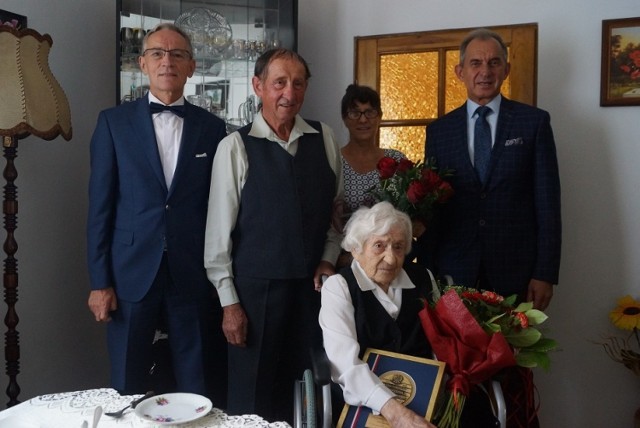 Łucja Szyperska w otoczeniu rodziny i gości. Z prawej radny Marek Domżala, z lewej burmistrz Kcyni