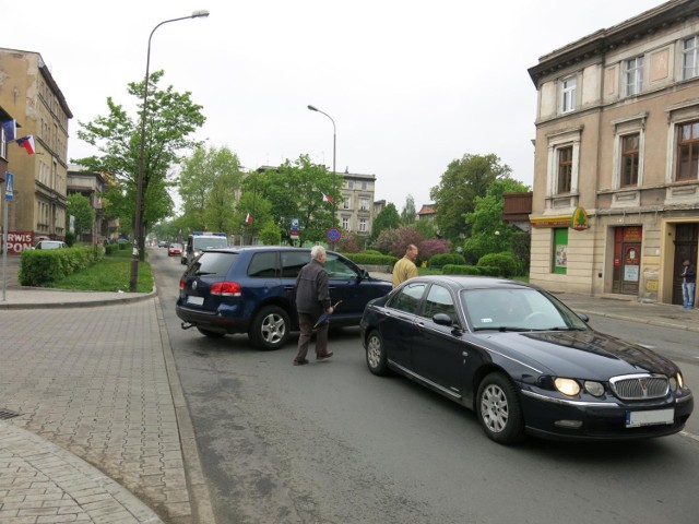 Wiele osób przechodzi przez jezdnię w rejonie przystanków autobusowych, przy dawnej siedzibie pogotowia ratunkowego, a tam przejścia dla pieszych nie ma.