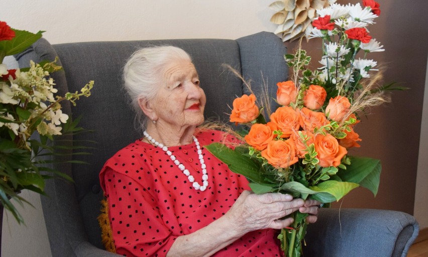 Setne urodziny świętowała pani Anna Laba. To była wyjątkowa uroczystość w DPS w Krośnie. Wielki tort i mnóstwo kwiatów [ZDJĘCIA]