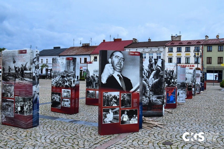 Rynek Miejski w Skierniewicach. CKiS instaluje nową wystawę