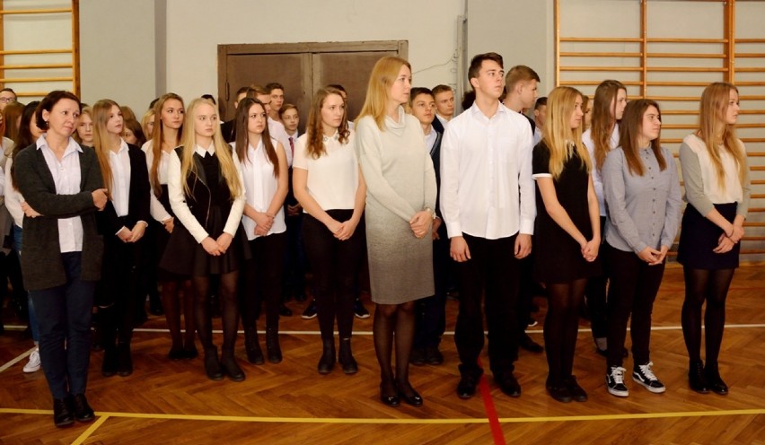 Uczniowie  I LO świętują  odzyskanie Niepodległości przez Polskę
