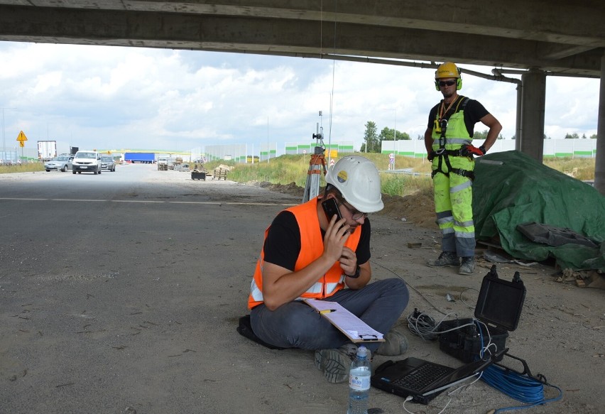 Budowa A1 koło Piotrkowa: próby obciążeniowe wiaduktu na...