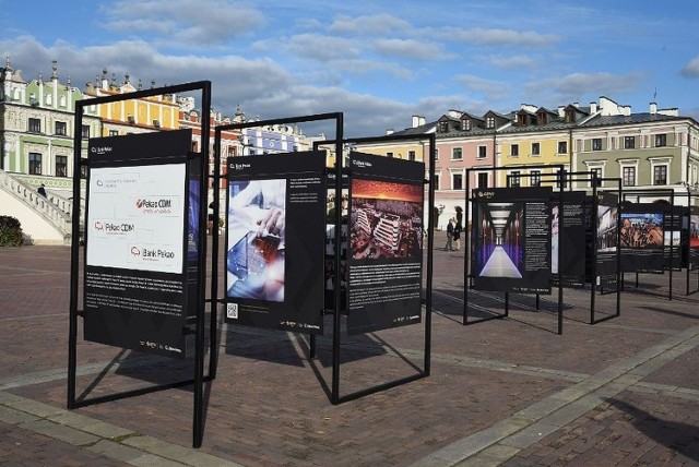 Wystawa poświęcona jubileuszowi Giełdy Papierów Wartościowych w Warszawie na rynku w Zamościu