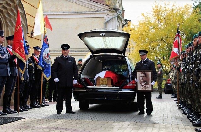 Uroczystości pogrzebowe "Jara" i "Eama" w Zamościu . Potem ich szczątki spoczęły w radecznickim Klasztorze