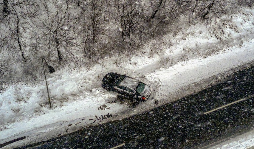 Śnieg na ulicach Wałbrzycha. Uwaga trudne warunki na drogach (ZDJĘCIA Z DRONA)
