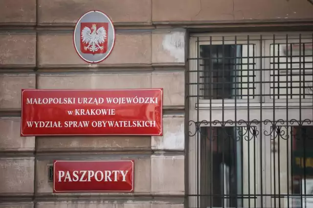 Każdego dnia biuro paszportowe przy ul. Sebastiana w Krakowie obsługuje między 700 a 800 osób.