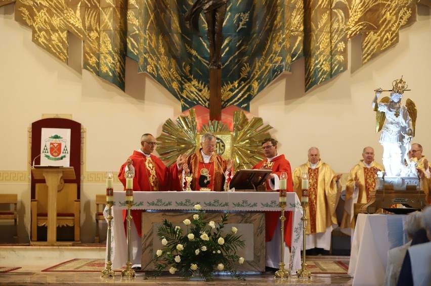 Uroczystości odpustowe w parafii świętego Maksymiliana Marii Kolbego w Kielcach i poświęcenie figury świętego Michała Archanioła