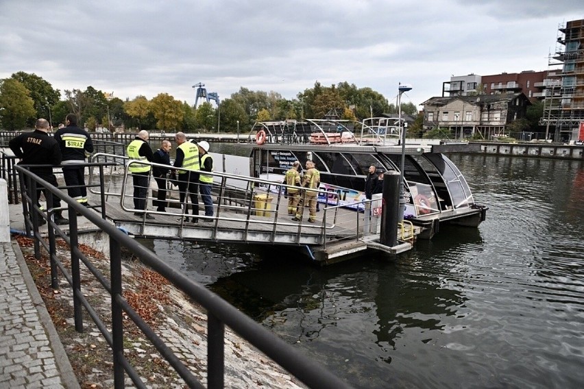 Gdańsk. Łódź wycieczkowa wywróciła się na Motławie. 14 osób wyciągnięto z wody. Nie żyją 3 osoby 08.10.2022 r.