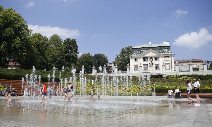 Upał w mieście. Rzeszowianie chłodzą się w fontannie...